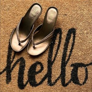 Kenneth Cole Reaction Gold Sandals